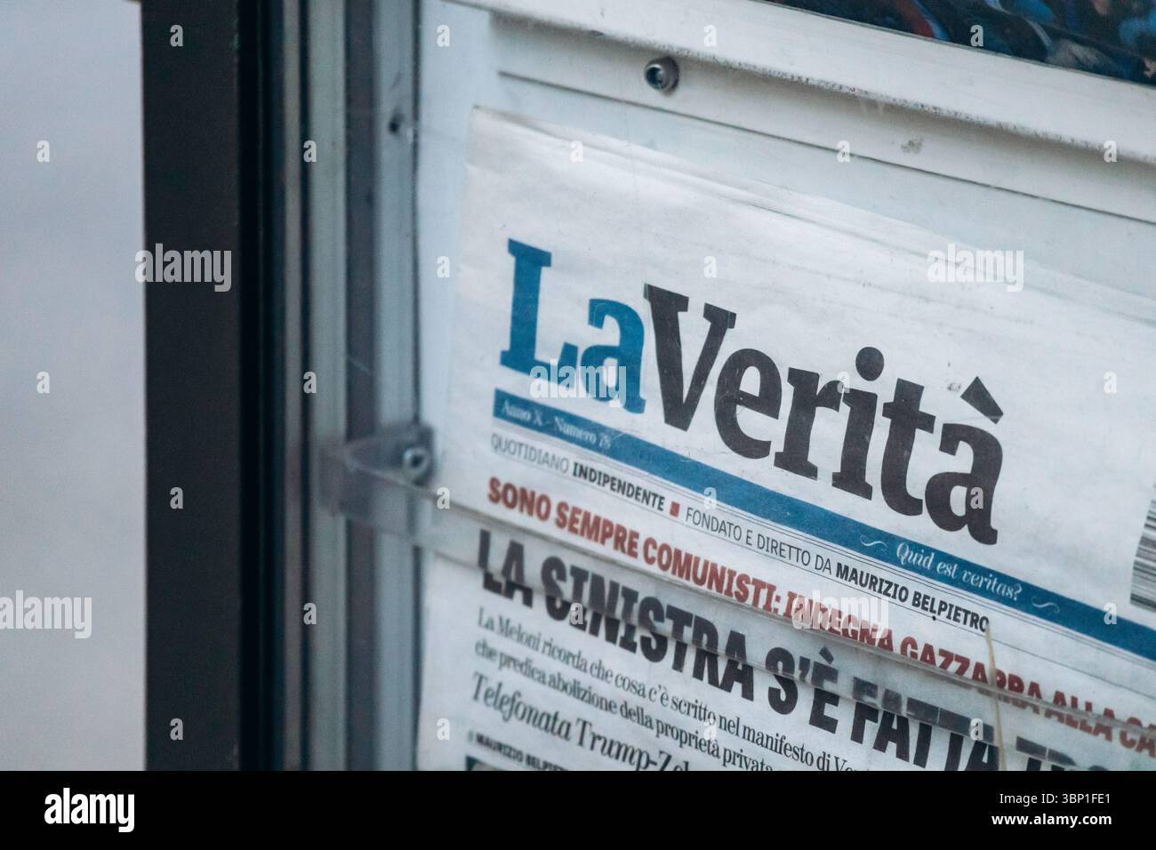 Milano, Italia - 19 marzo 2025: Il giornale la Verità viene esposto al chiosco di strada nel centro di Milano Foto Stock