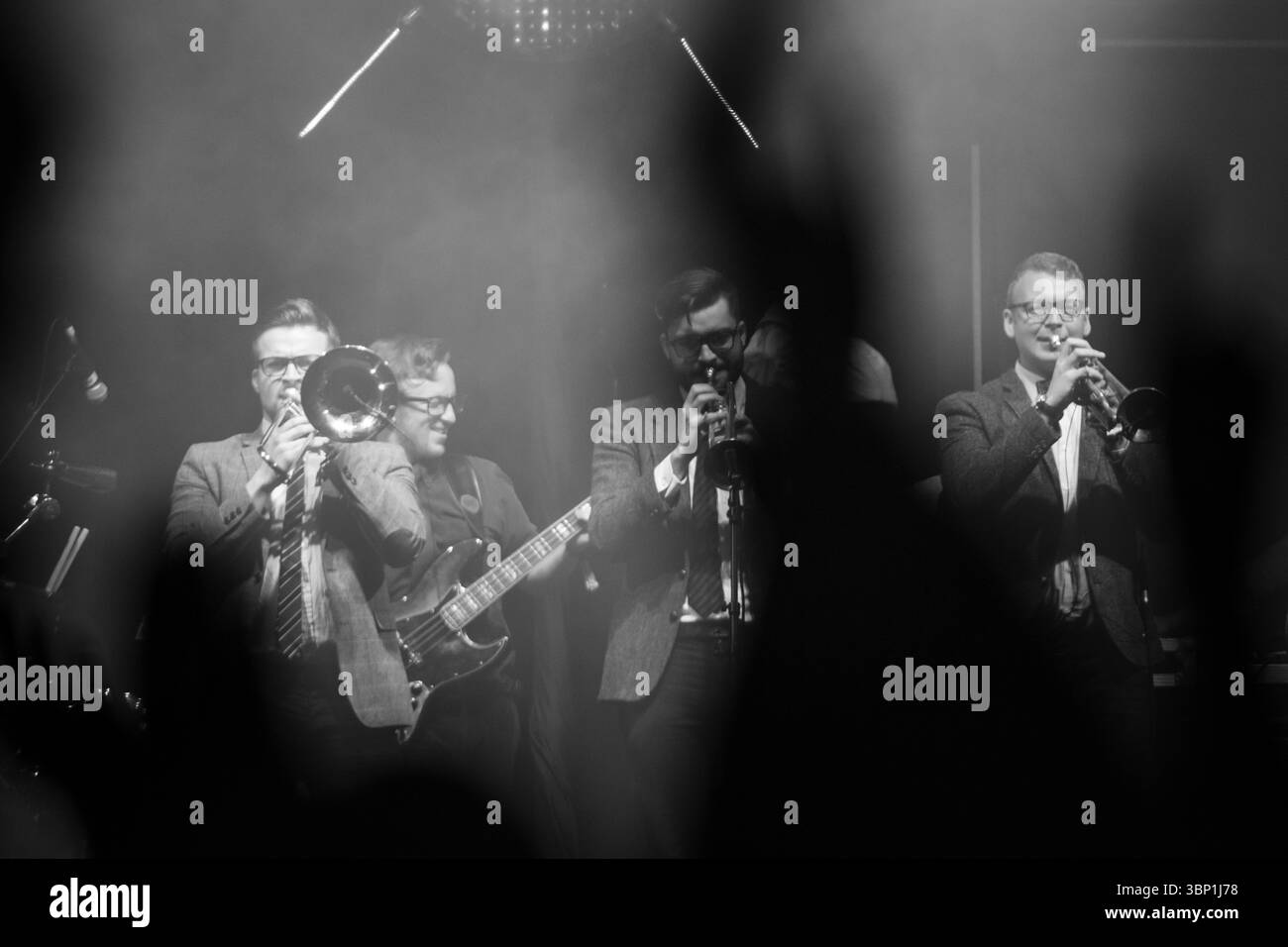 La banda di SERVIZIO PUBBLICO CHE TRASMETTE sul far Out Stage. Il festival musicale Green Man nelle Brecon Beacons Mountains, Glanusk Park, Galles, Regno Unito, il 23 agosto 2015. Fotografia: Rob Watkins/Alamy Live News. INFO: Public Service Broadcasting è un quartetto art-rock di Londra formato nel 2009 da J. Willgoose, Esq. Il loro suono cinematografico mescola krautrock ed electronica con campioni d'archivio di film di informazione pubblica, creando album concettuali coinvolgenti e storicamente a tema come Inform–educate–Entertain, The Race for Space e Every Valley Foto Stock