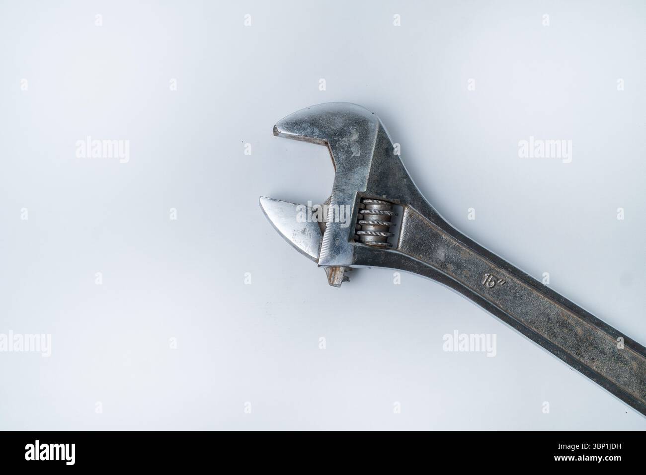 Primo piano di una chiave regolabile usata su sfondo bianco. Perfetto per utensili, meccanici, riparazioni, costruzioni o progetti industriali. Foto Stock Primo piano di una chiave regolabile usata su sfondo bianco. Perfetto per utensili, meccanici, riparazioni, costruzioni o progetti industriali. Foto Stock
