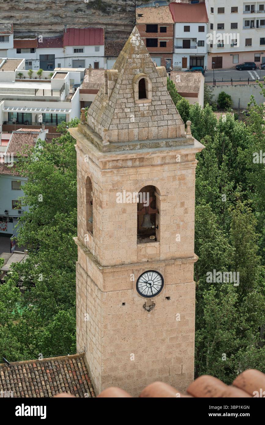 La Chiesa di San Andrés Apóstol, fatta di spessi conci, è una chiesa parrocchiale cattolica nella città di Alcalá del Júcar, Castiglia-la Mancha, Spagna, Europa. Foto Stock