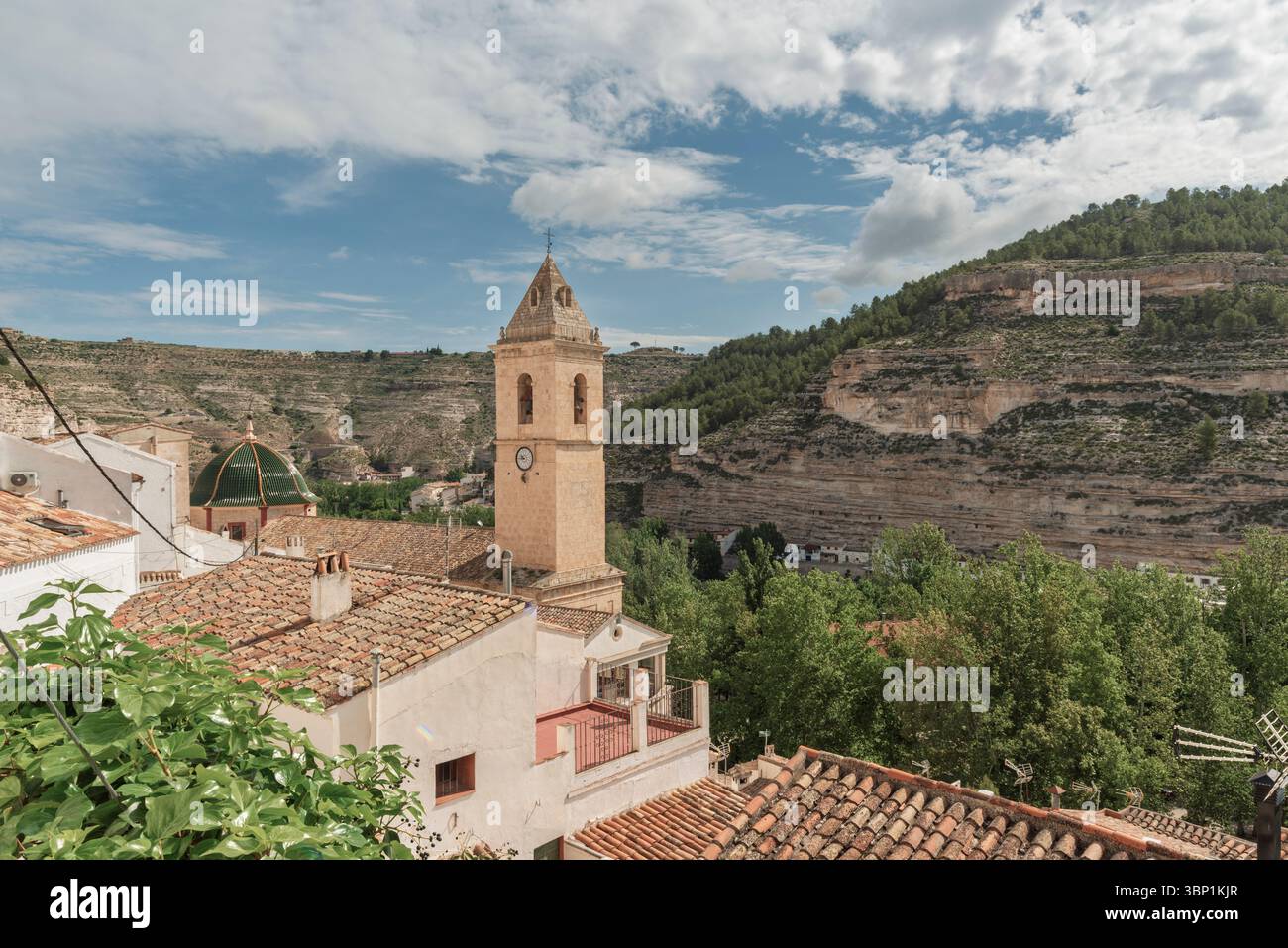 La Chiesa di San Andrés Apóstol, fatta di spessi conci, è una chiesa parrocchiale cattolica nella città di Alcalá del Júcar, Castiglia-la Mancha, Spagna, Europa. Foto Stock