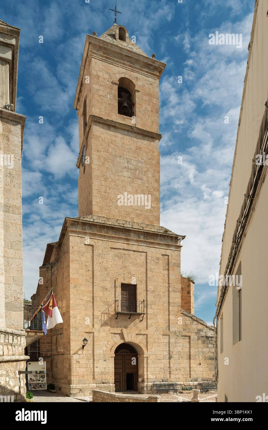 La Chiesa di San Andrés Apóstol, fatta di spessi conci, è una chiesa parrocchiale cattolica nella città di Alcalá del Júcar, Castiglia-la Mancha, Spagna, Europa. Foto Stock