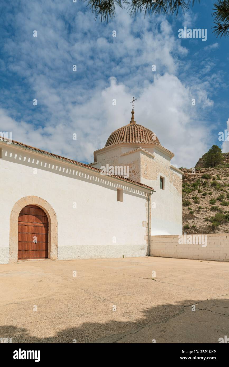 La cappella di San Lorenzo, il santo patrono della città di Alcala del Jucar, si trova su un piccolo tumulo sulle rive del fiume in una delle sue curve. Porta Foto Stock