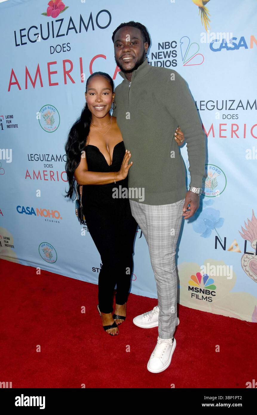 Il produttore Kelvin Abraham e l'ospite partecipano alla proiezione di "Leguizamo Does America" stagione 2. Foto Stock