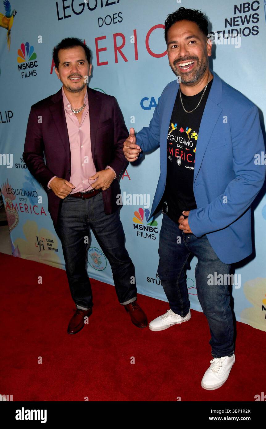 L'attore John Leguizamo e il produttore Ben DeJesus partecipano alla proiezione della seconda stagione di "Leguizamo Does America". Foto Stock