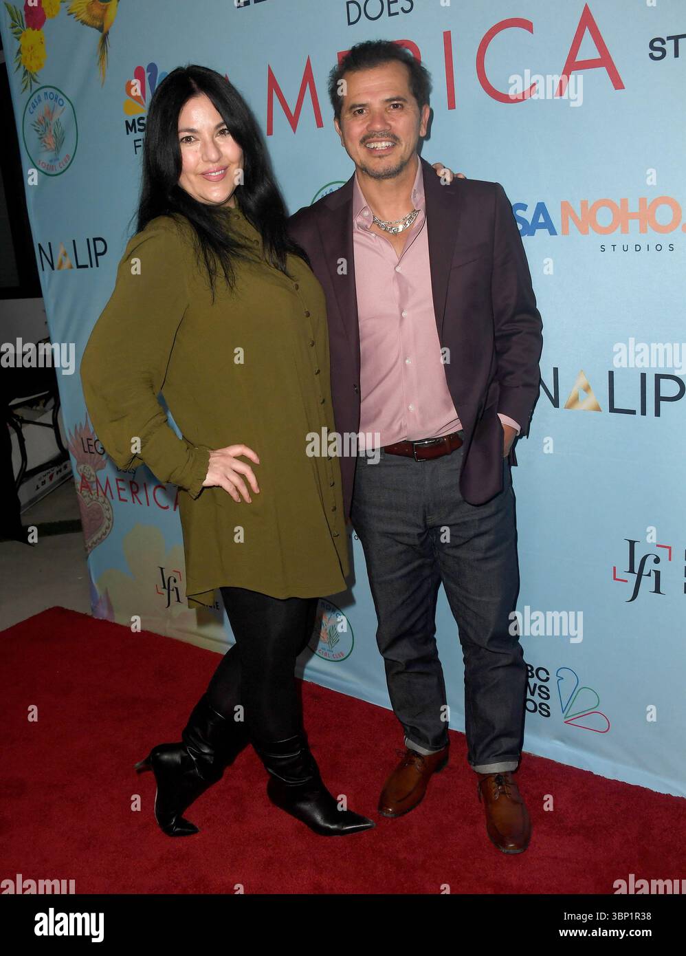 La produttrice Carolina Saavedra e l'attore John Leguizamo partecipano alla proiezione della seconda stagione di "Leguizamo Does America". Foto Stock