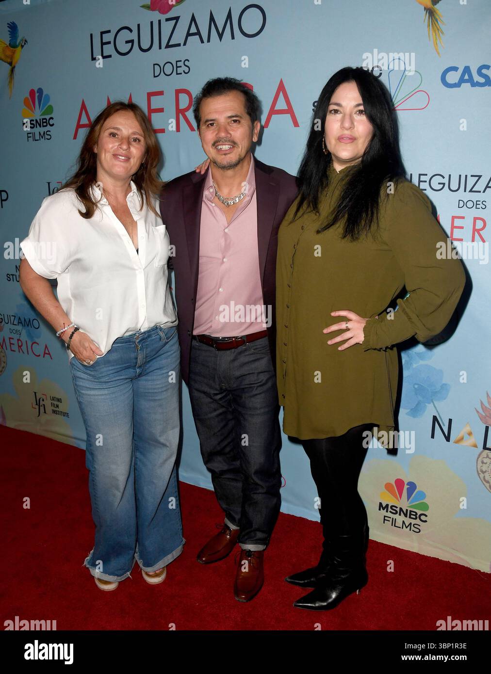 La produttrice Amanda Spain, l'attore John Leguizamo e la produttrice Carolina Saavedra partecipano alla proiezione di "Leguizamo Does America" stagione 2. Foto Stock