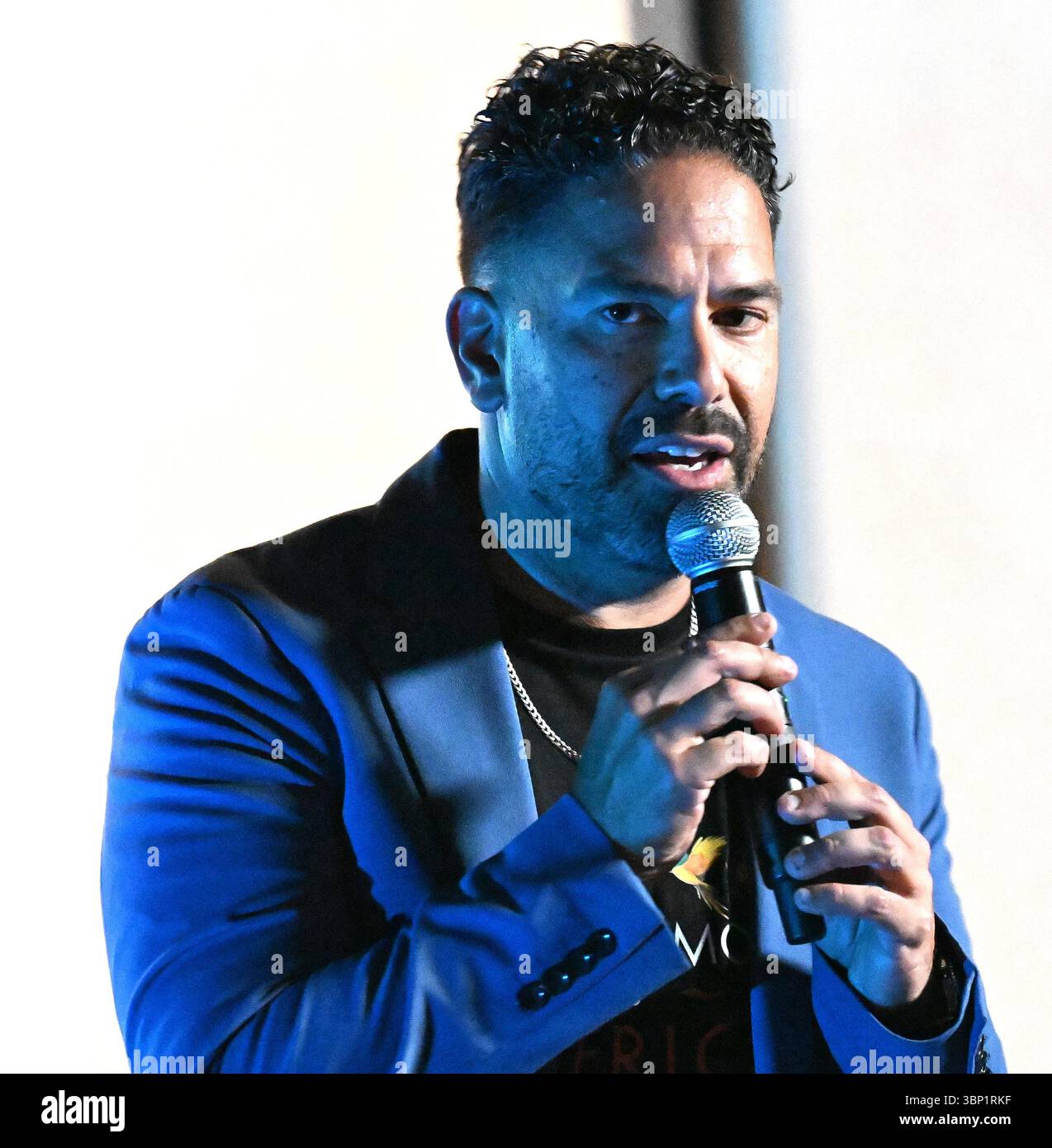 Il produttore Ben DeJesus parla prima della proiezione di 'Leguizamo Does America' stagione 2. Foto Stock