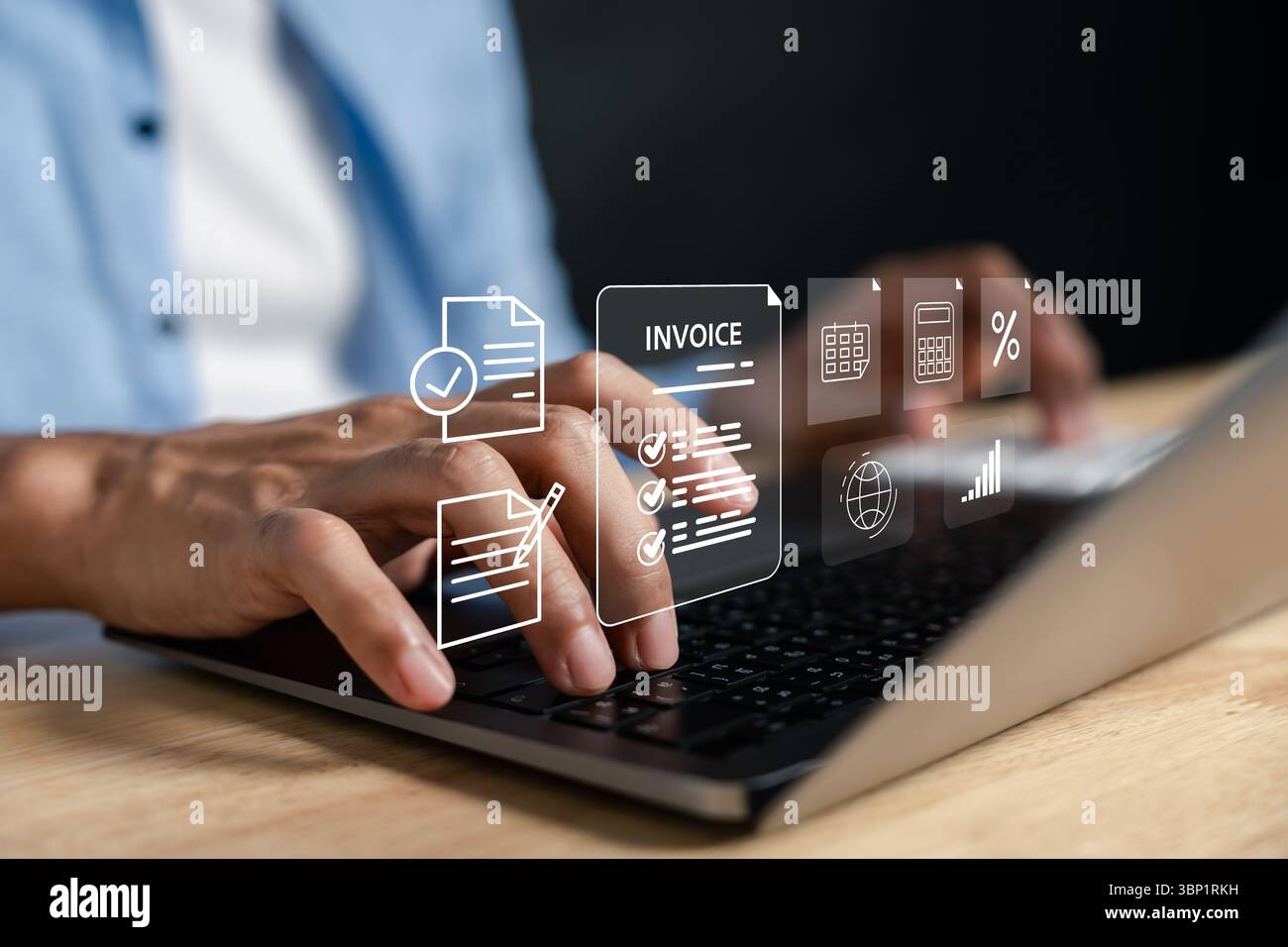 Elaborazione delle fatture online, calcolo finanziario, budgeting, gestione dei pagamenti e business Foto Stock