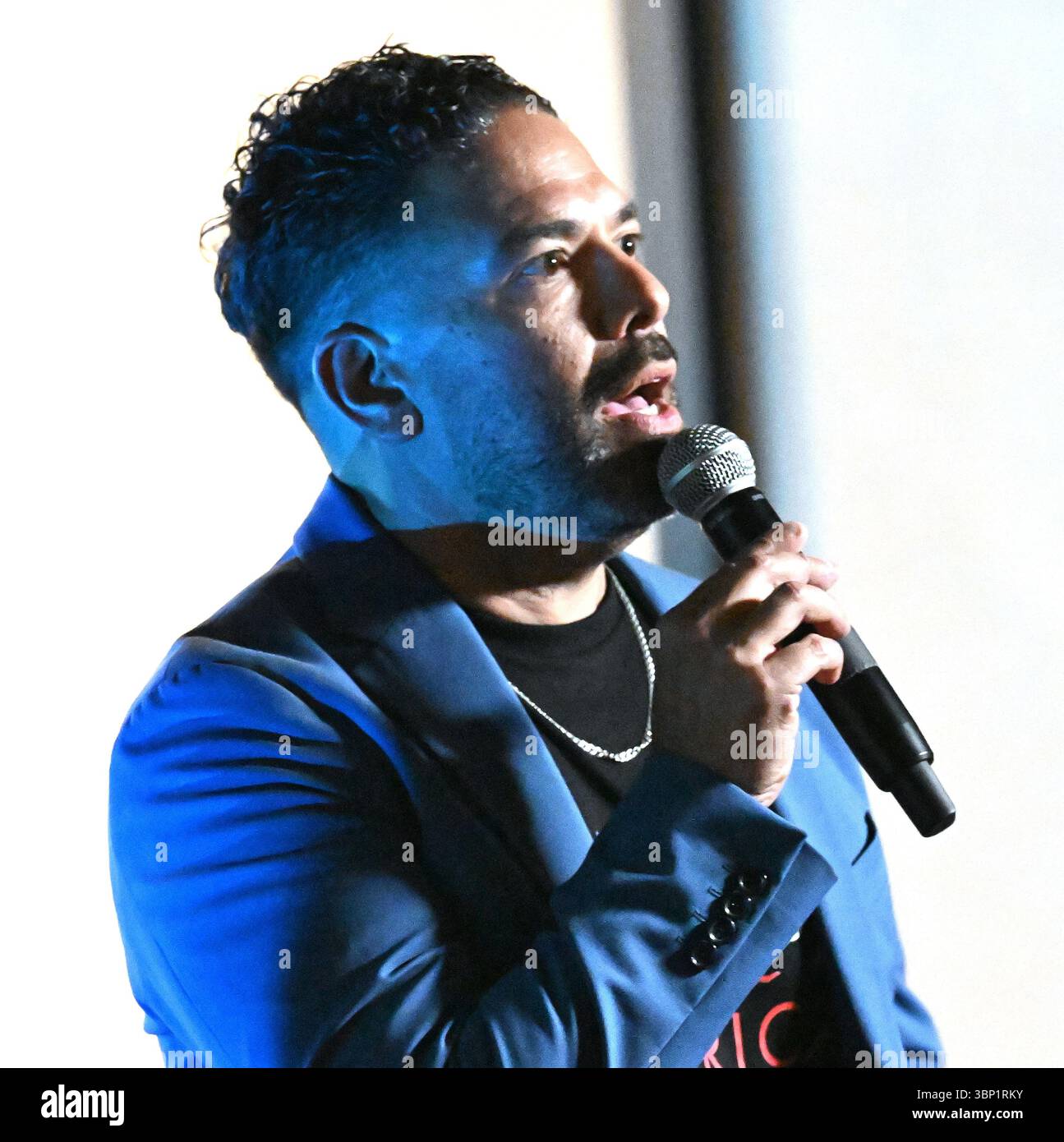 Il produttore Ben DeJesus parla prima della proiezione di 'Leguizamo Does America' stagione 2. Foto Stock