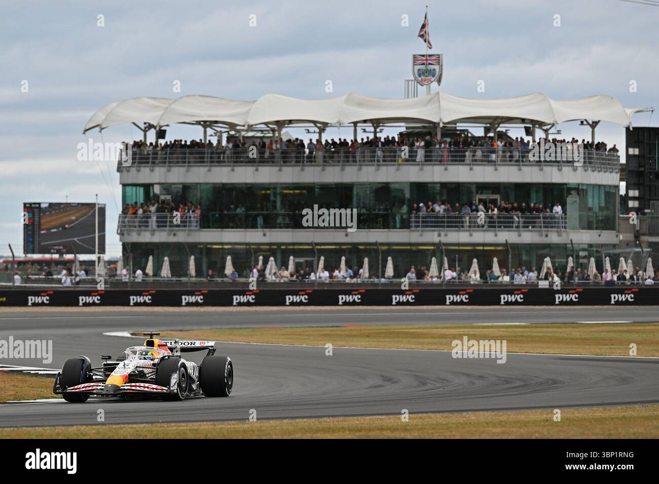 NORTHAMPTON, INGHILTERRA - 5 LUGLIO: La Francia Isack Hadjar guida il (6) Visa Cash App RB Formula One Team RB01 durante le qualifiche in vista del Gran Premio di F1 di Gran Bretagna sul circuito di Silverstone il 5 luglio 2024 a Northampton, Inghilterra. (Foto di Vince Mignott/Alamy Live News) Foto Stock