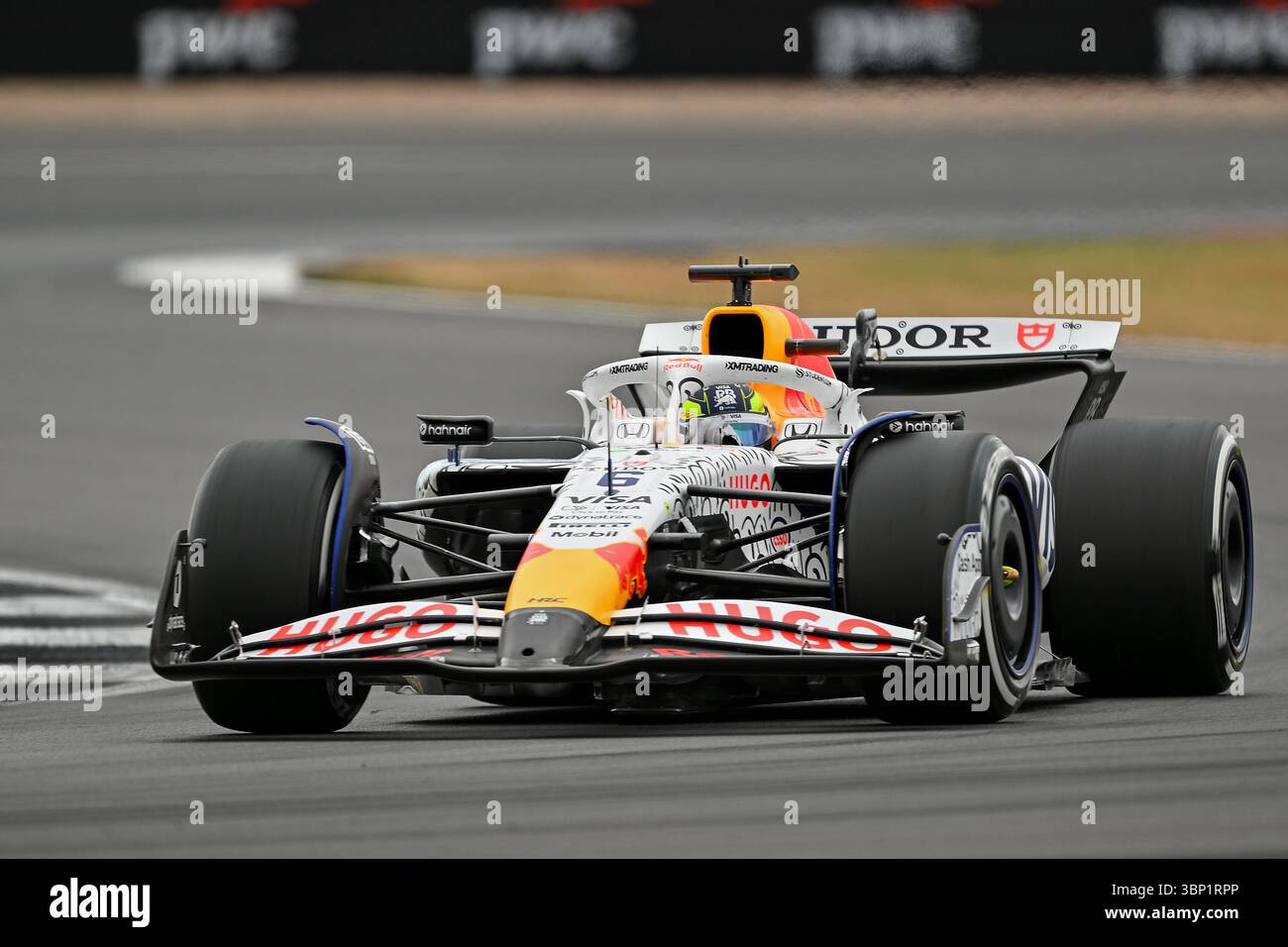 NORTHAMPTON, INGHILTERRA - 5 LUGLIO: La Francia Isack Hadjar guida il (6) Visa Cash App RB Formula One Team RB01 durante le qualifiche in vista del Gran Premio di F1 di Gran Bretagna sul circuito di Silverstone il 5 luglio 2024 a Northampton, Inghilterra. (Foto di Vince Mignott/Alamy Live News) Foto Stock