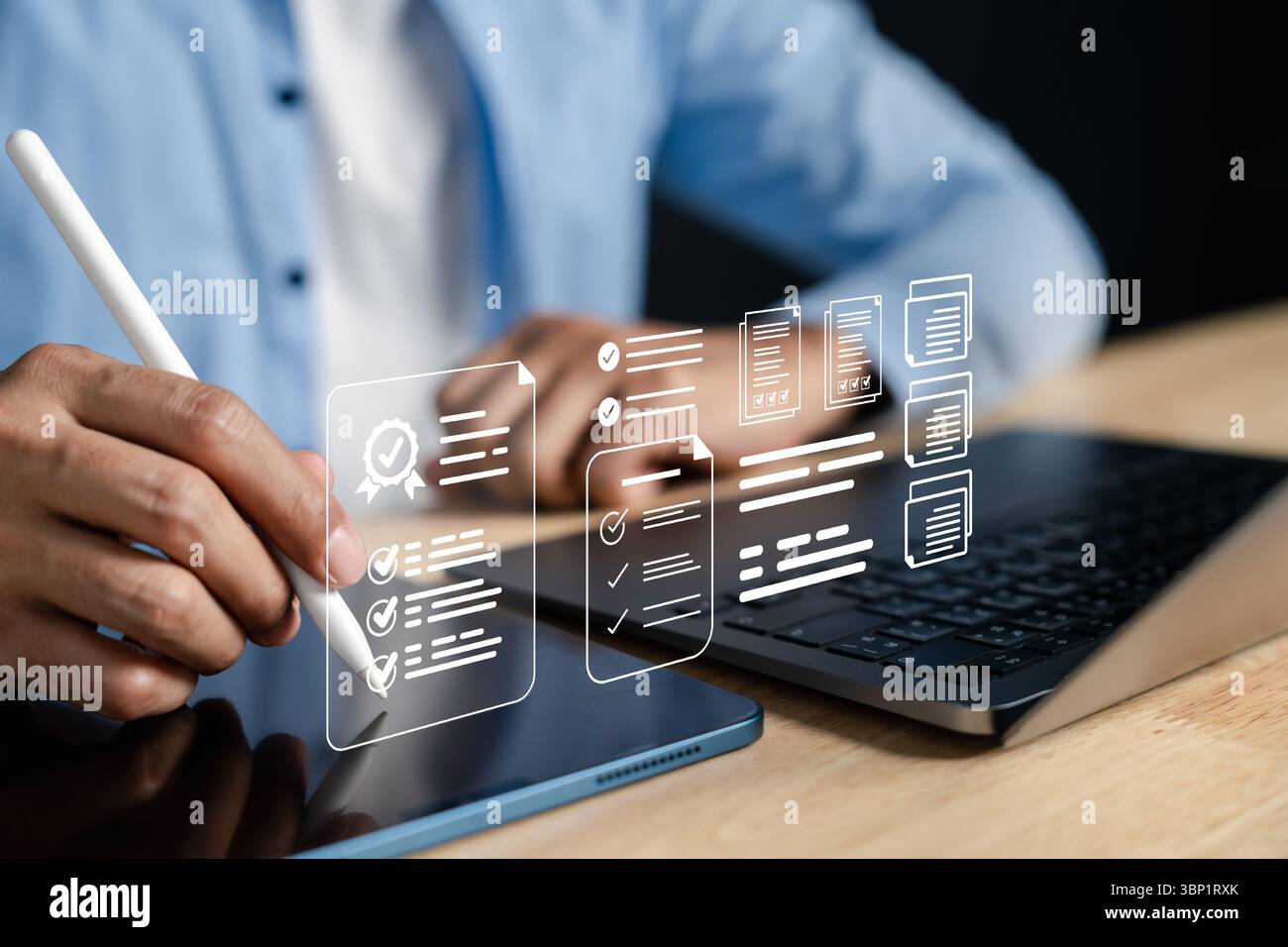 Gestione digitale dell'assegnazione della qualità con checklist, revisione delle attività e controllo dei documenti. Supporto Foto Stock