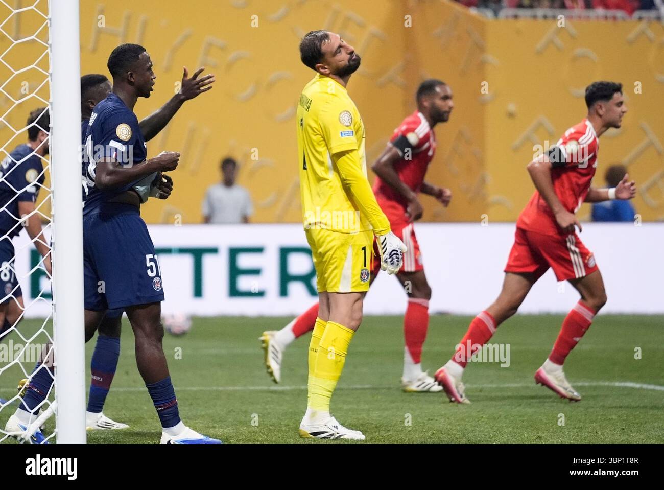 Paris Saint-Germain's goalkeeper Gianluigi Donnarumma reacts during the Club World Cup quarterfinal soccer match between PSG and Bayern Munich in Atlanta, Saturday, July 5, 2025. (AP Photo/Brynn Anderson) Foto Stock