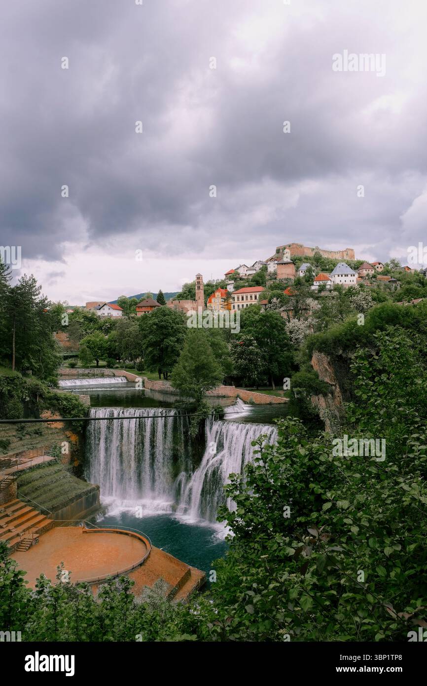 Splendida vista della cascata e della fortezza medievale di Jajce, la Bosnia ed Erzegovina Foto Stock