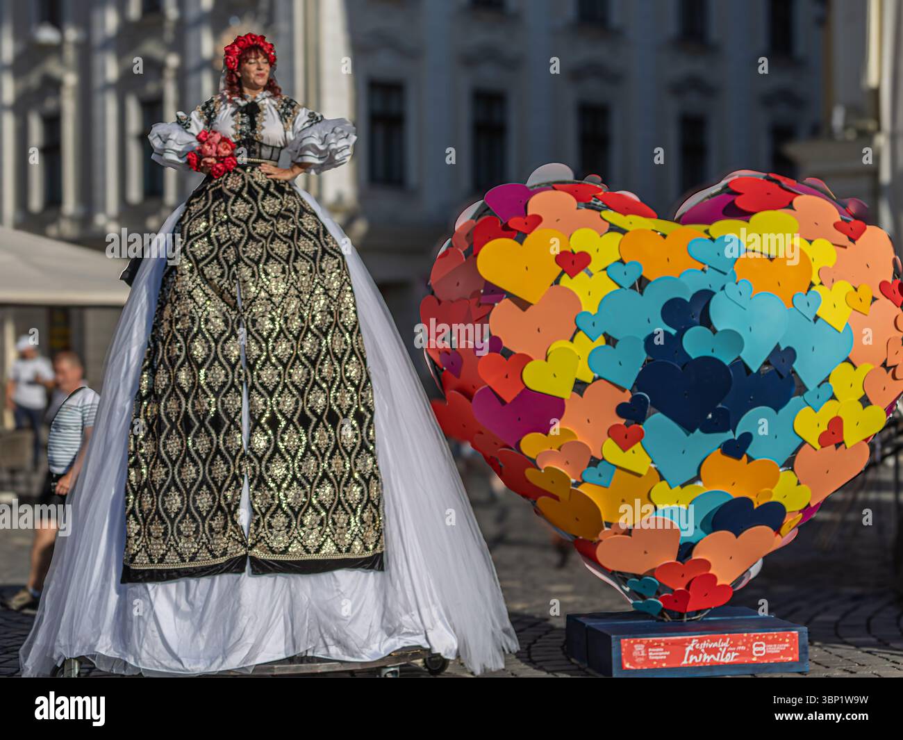 TIMISOARA, ROMANIA - 2 LUGLIO 2025: Mascotte umana gigante al festival internazionale del folklore chiamato "Festival dei cuori" organizzato dal Municipio. Foto Stock