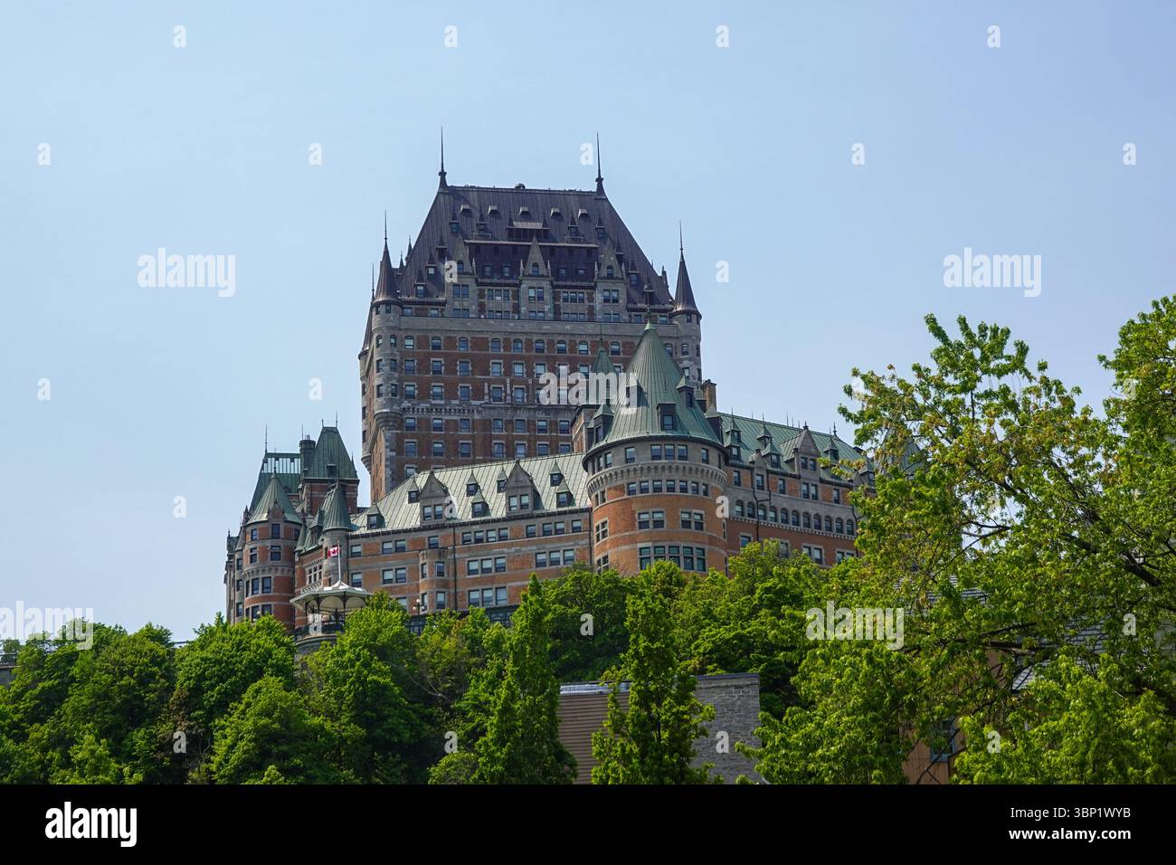 Château Frontenac si innalza sopra la linea del Treeline con una vista panoramica del Quebec Foto Stock