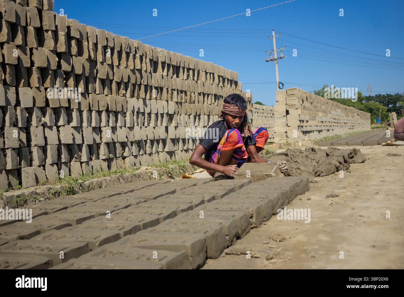 19 novembre 2024, Chittagong, Bangladesh: Lavoratori e bambini che lavorano in un forno di mattoni a Chittagong, Bangladesh, raffiguranti il lavoro minorile e il duro Wo Foto Stock