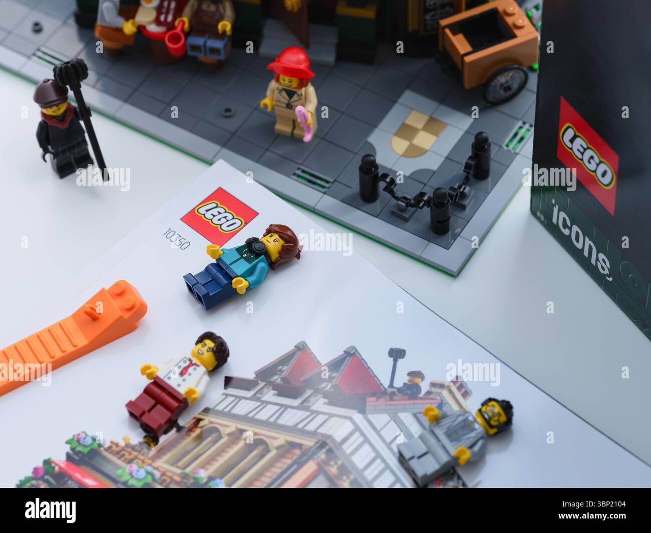 Tambov, Federazione Russa - 28 giugno 2025 minifigure Lego giacciono su un libretto di istruzioni Lego con una scatola e Lego sullo sfondo Foto Stock