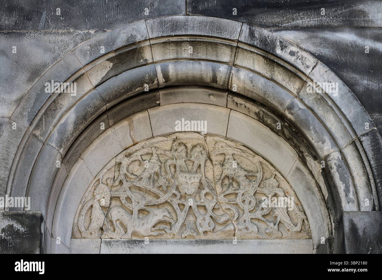 Portale della chiesa romanica presso la cattedrale di Lund con ornamenti di animali nordici bestie intrecciate e sculture simboliche in pietra, Lund, Svezia, 30 giugno 2025 Foto Stock