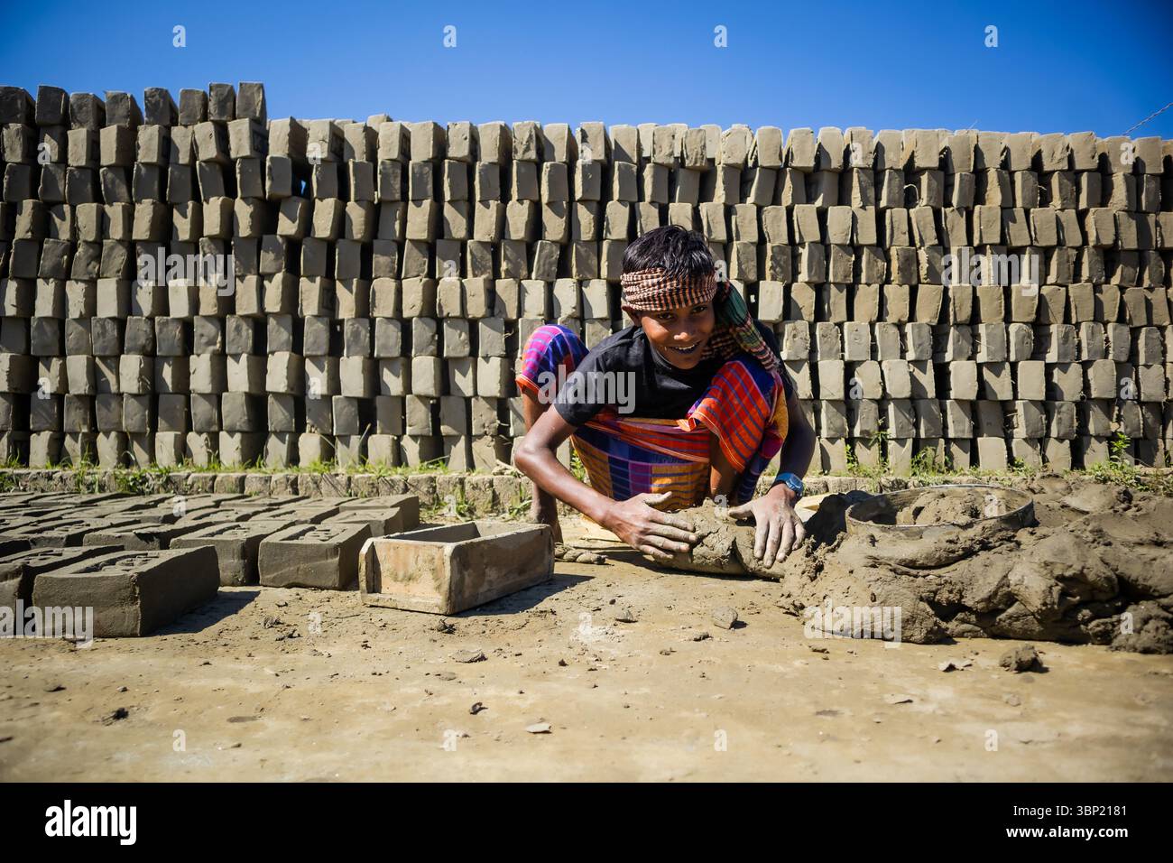 19 novembre 2024, Chittagong, Bangladesh: Lavoratori e bambini che lavorano in un forno di mattoni a Chittagong, Bangladesh, raffiguranti il lavoro minorile e il duro Wo Foto Stock
