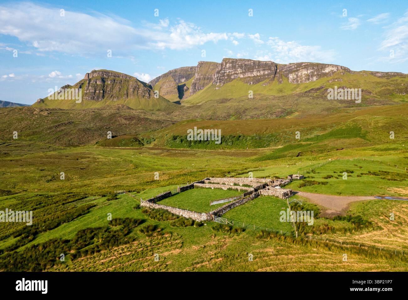 Vista aerea del paesaggio di Quiraing, della cresta di Totternish, dell'Isola di Skye, Scozia, Regno Unito. Foto Stock