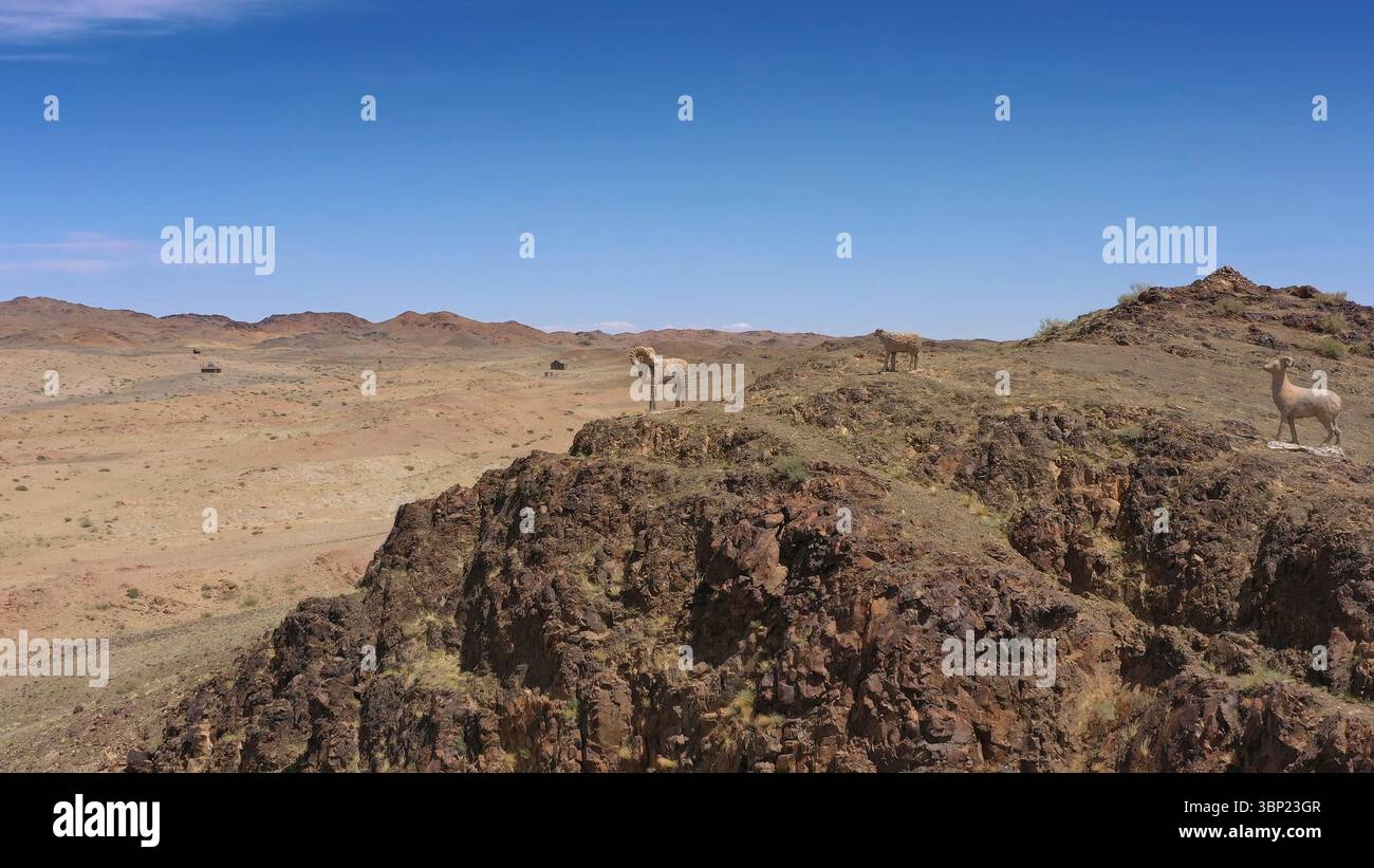 Statua di ram con paesaggio montano in Mongolia Foto Stock