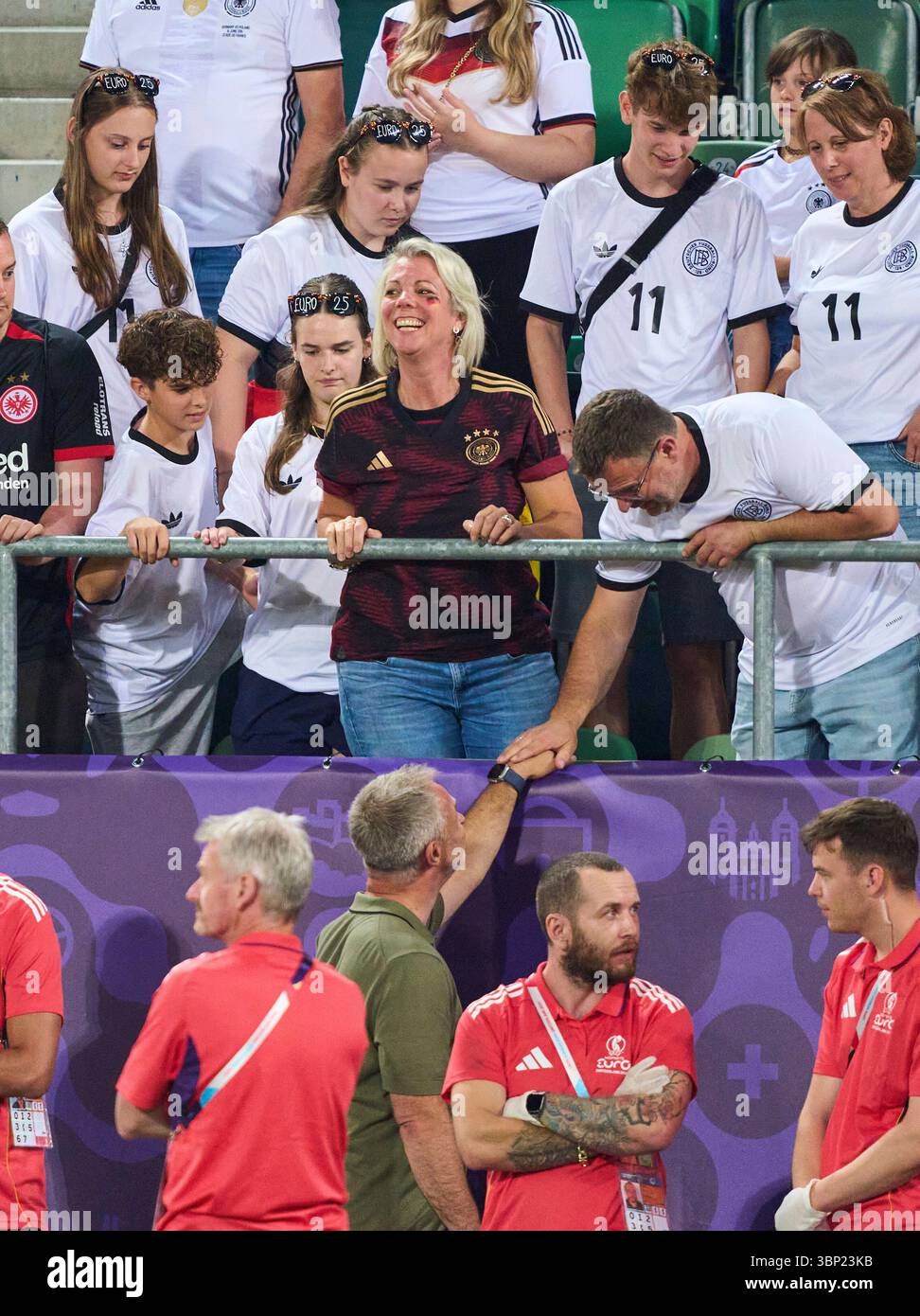 St.Gallen, Svizzera. 4 luglio 2025. St.Gallen, Germania. 4 luglio 2025. Christian Wueck capo allenatore del Team Germany Bundestrainer, Chef- Trainer DFB Frauen festeggia con gli amici dopo la partita di calcio UEFA Women EURO 2025 GERMANIA - POLONIA 2-0 nella stagione 2025/2026 del 4 luglio 2025 a San Gallo, Svizzera. Fotografo: ddp Images/STAR-Images credito: ddp media GmbH/Alamy Live News Foto Stock
