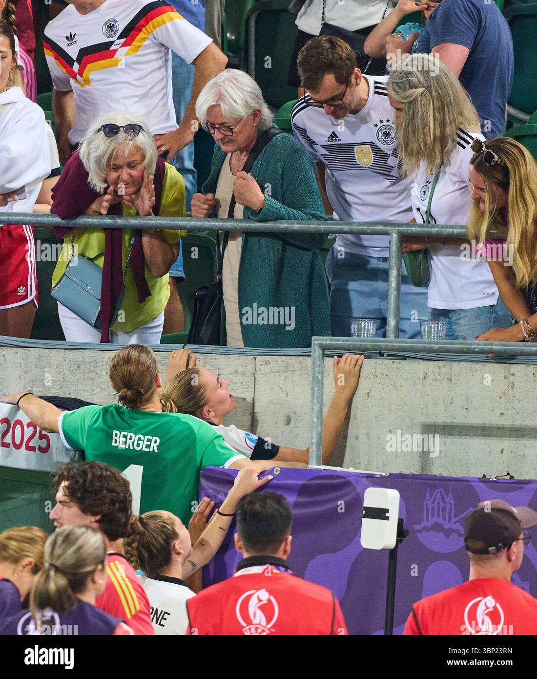St.Gallen, Svizzera. 4 luglio 2025. St.Gallen, Germania. 4 luglio 2025. Ann-Katrin Berger portiere numero 7 del Team Germany Laura Freigang #10 del Team Germany festeggia con gli amici dopo la partita di calcio UEFA Women EURO 2025 GERMANIA - POLONIA 2-0 nella stagione 2025/2026 del 4 luglio 2025 a San Gallo, Svizzera. Fotografo: ddp Images/STAR-Images credito: ddp media GmbH/Alamy Live News Foto Stock