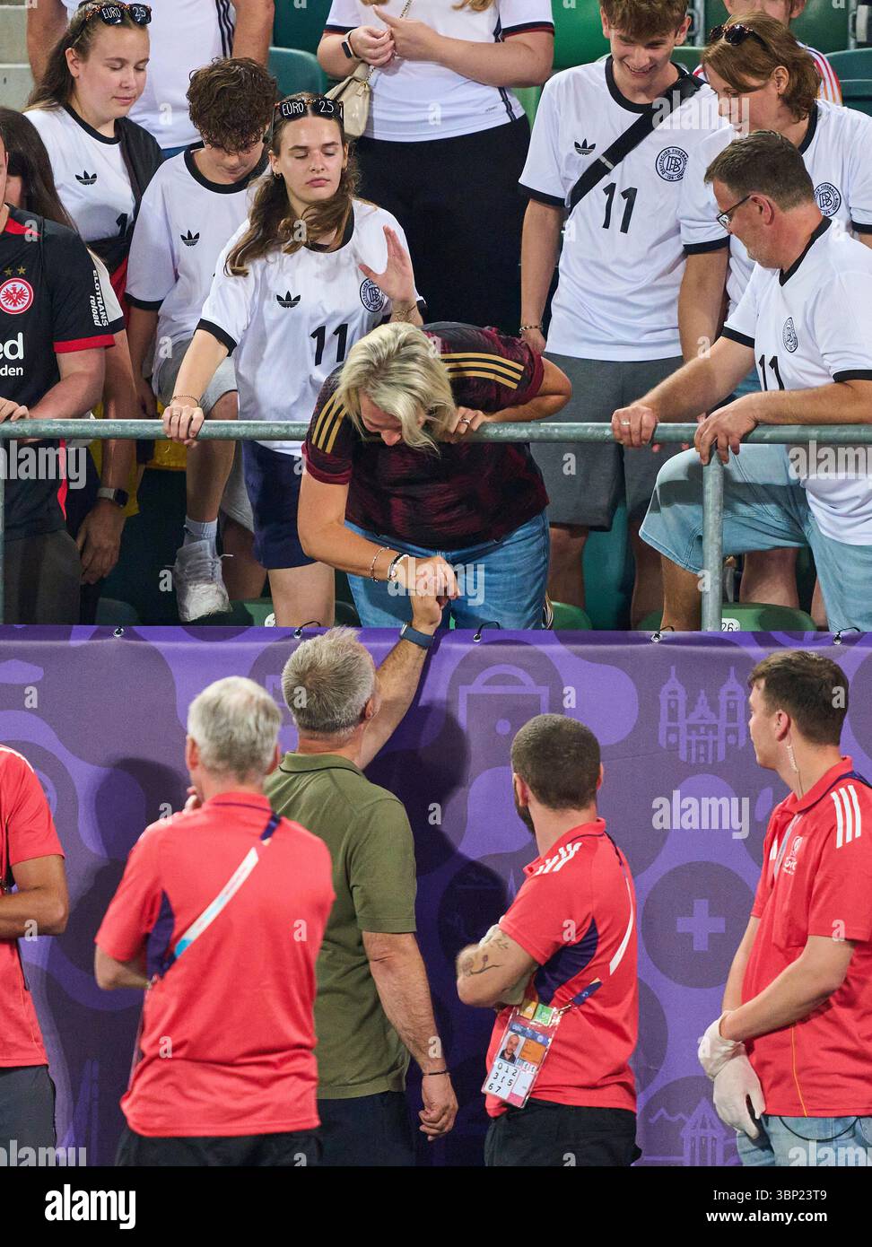 St.Gallen, Svizzera. 4 luglio 2025. St.Gallen, Germania. 4 luglio 2025. Christian Wueck capo allenatore del Team Germany Bundestrainer, Chef- Trainer DFB Frauen festeggia con gli amici dopo la partita di calcio UEFA Women EURO 2025 GERMANIA - POLONIA 2-0 nella stagione 2025/2026 del 4 luglio 2025 a San Gallo, Svizzera. Fotografo: ddp Images/STAR-Images credito: ddp media GmbH/Alamy Live News Foto Stock