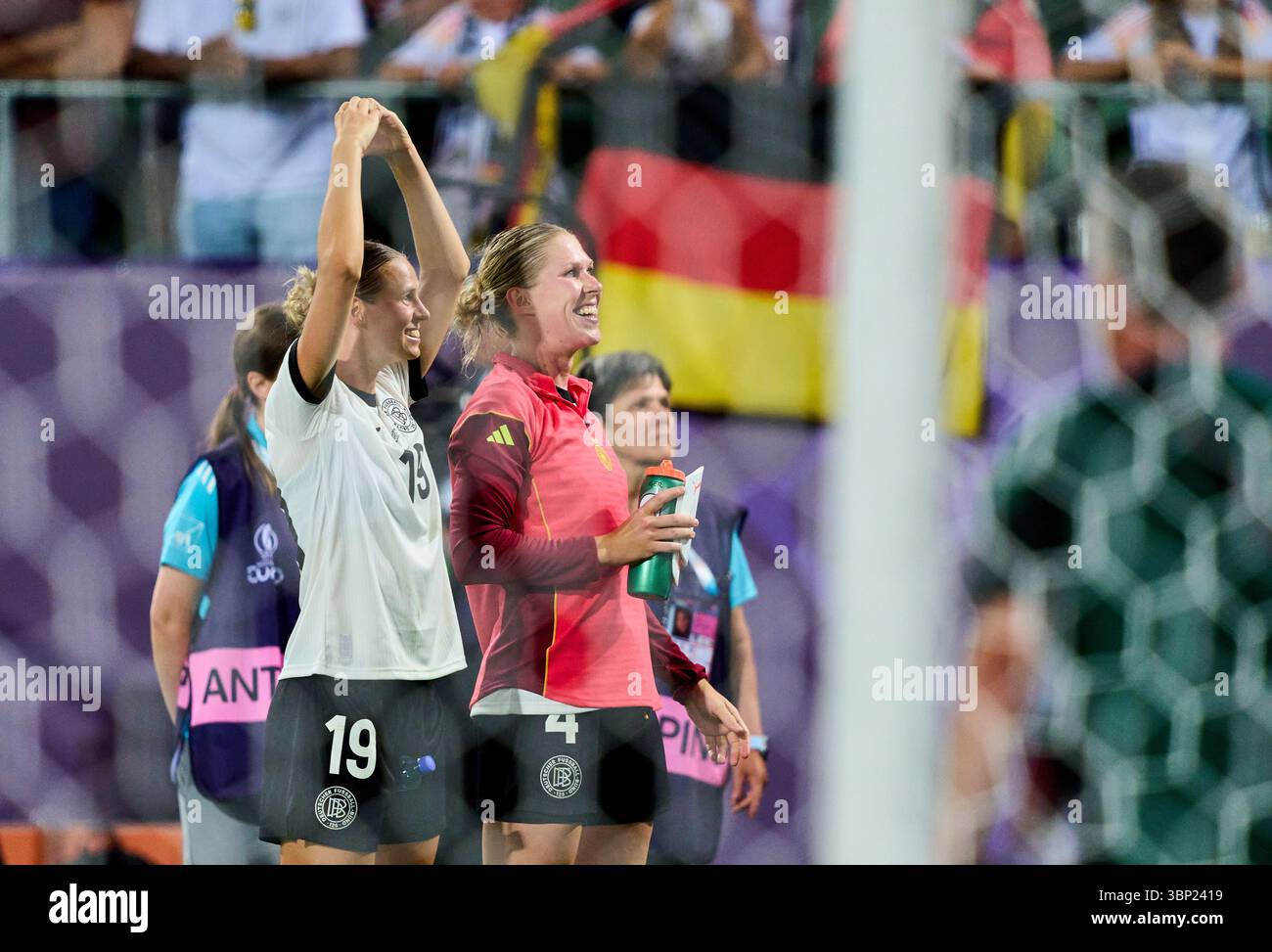 St.Gallen, Svizzera. 4 luglio 2025. St.Gallen, Germania. 4 luglio 2025. Klara Buehl #19 del Team Germany Rebecca Knaak #4 del Team Germany festeggia dopo la partita nella UEFA Women EURO 2025 GERMANIA - POLONIA 2-0 nella stagione 2025/2026 del 4 luglio 2025 a St.Gallen, Svizzera. Fotografo: ddp Images/STAR-Images credito: ddp media GmbH/Alamy Live News Foto Stock