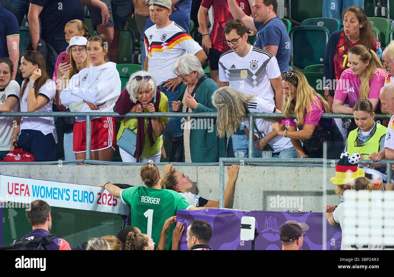 St.Gallen, Svizzera. 4 luglio 2025. St.Gallen, Germania. 4 luglio 2025. Ann-Katrin Berger portiere numero 7 del Team Germany Laura Freigang #10 del Team Germany festeggia con gli amici dopo la partita di calcio UEFA Women EURO 2025 GERMANIA - POLONIA 2-0 nella stagione 2025/2026 del 4 luglio 2025 a San Gallo, Svizzera. Fotografo: ddp Images/STAR-Images credito: ddp media GmbH/Alamy Live News Foto Stock