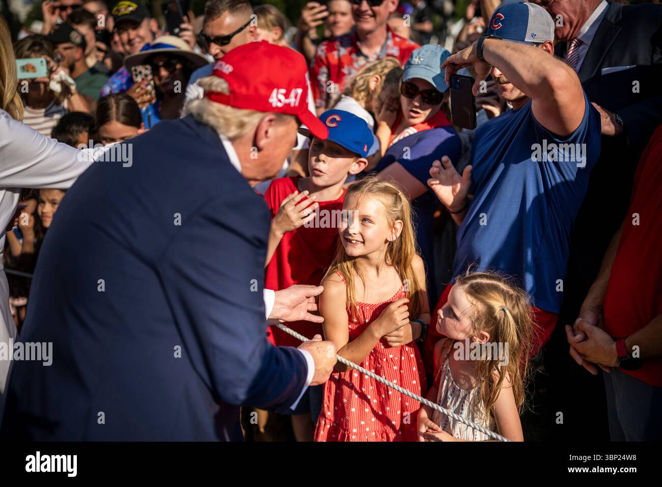 Washington, Stati Uniti d'America. 4 luglio 2025. Washington, Stati Uniti d'America. 4 luglio 2025. Il presidente degli Stati Uniti Donald Trump, saluta gli ospiti durante il picnic dell'Independence Day sul South Lawn of the White House, 4 luglio 2025, a Washington, DC Credit: Daniel Torok/White House Photo/Alamy Live News Foto Stock