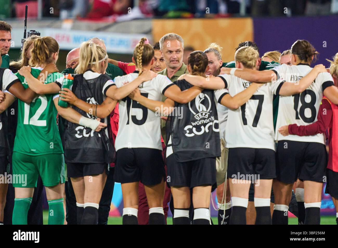 St.Gallen, Svizzera. 4 luglio 2025. St.Gallen, Germania. 4 luglio 2025. Christian Wueck capo allenatore del Team Germany Bundestrainer, Chef- Trainer DFB Frauen parla con la squadra con Celina Cerci #15 del Team Germany Franziska Kett #17 del Team Germany Stina Johannes portiere #12 del Team Germany Giovanna Hoffmann #18 del Team Germany festeggia dopo la partita di calcio UEFA Women EURO 2025 GERMANIA - POLONIA 2-0 nella stagione 2025/2026 al 4 luglio 2025 a San Gallo, Svizzera. Fotografo: ddp Images/STAR-Images credito: ddp media GmbH/Alamy Live News Foto Stock