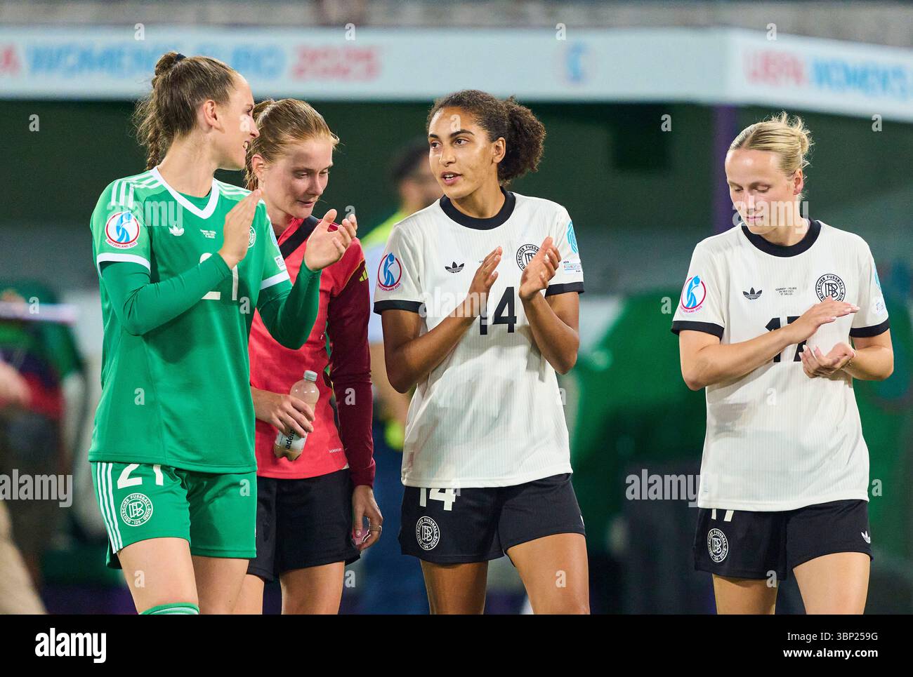 St.Gallen, Svizzera. 4 luglio 2025. St.Gallen, Germania. 4 luglio 2025. ENA Mahmutovic #21 portiere del Team Germany Sjoeke Nuesken #9 del Team Germany Cora Zicai #14 del Team Germany Franziska Kett #17 del Team Germany festeggia dopo la partita di calcio UEFA Women EURO 2025 GERMANIA - POLONIA 2-0 nella stagione 2025/2026 del 4 luglio 2025 a St.Gallen, Svizzera. Fotografo: ddp Images/STAR-Images credito: ddp media GmbH/Alamy Live News Foto Stock