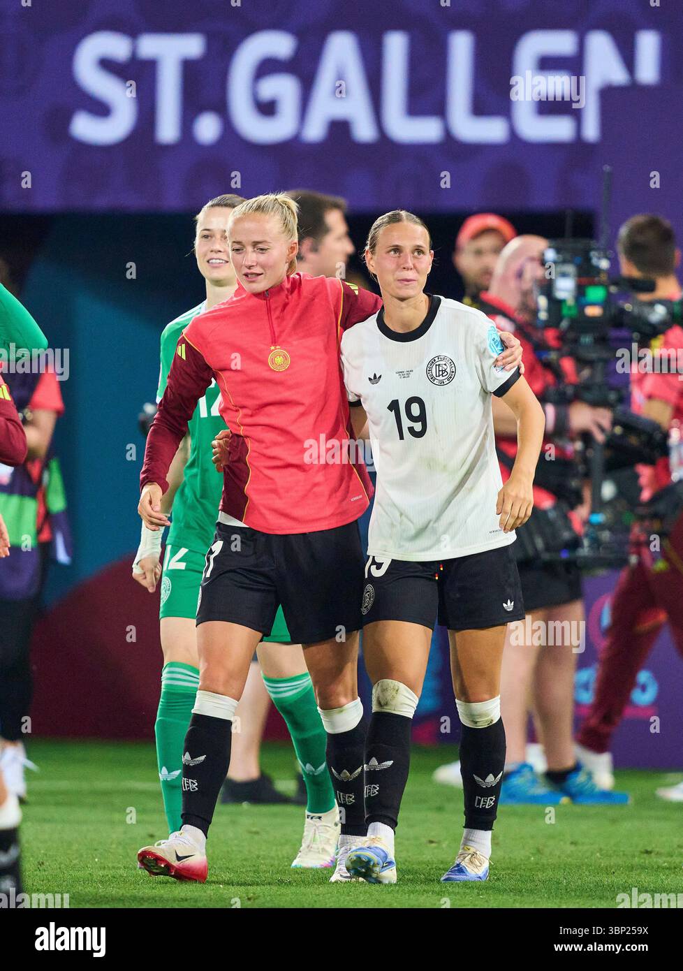 St.Gallen, Svizzera. 4 luglio 2025. St.Gallen, Germania. 4 luglio 2025. Lea Schueller #11 del Team Germany Klara Buehl #19 del Team Germany festeggia dopo la partita nella UEFA Women EURO 2025 GERMANIA - POLONIA 2-0 nella stagione 2025/2026 del 4 luglio 2025 a St.Gallen, Svizzera. Fotografo: ddp Images/STAR-Images credito: ddp media GmbH/Alamy Live News Foto Stock