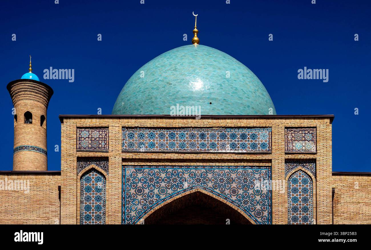 Una vista ravvicinata di una moschea caratterizzata da una grande cupola turchese e intricati lavori di piastrelle. La struttura presenta splendidi motivi geometrici e un minar Foto Stock