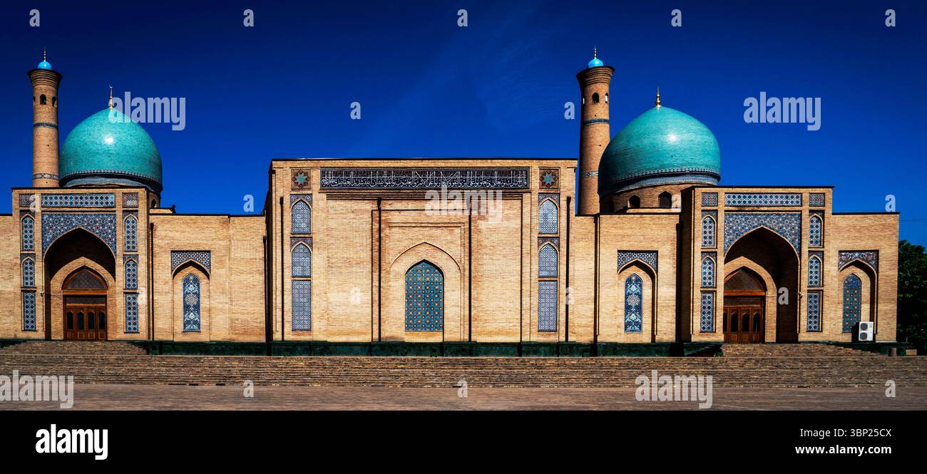 Una splendida vista di una moschea storica caratterizzata da cupole turchesi e intricati mattoni. L'architettura mostra il tradizionale design islamico con orn Foto Stock