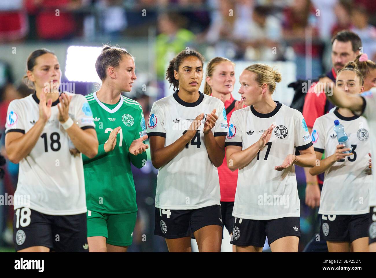 St.Gallen, Svizzera. 4 luglio 2025. St.Gallen, Germania. 4 luglio 2025. Giovanna Hoffmann #18 del Team Germany Ena Mahmutovic #21 portiere del Team Germany Cora Zicai #14 del Team Germany Franziska Kett #17 del Team Germany festeggia dopo la partita di calcio UEFA Women EURO 2025 GERMANIA - POLONIA 2-0 nella stagione 2025/2026 il 4 luglio 2025 a St.Gallen, Svizzera. Fotografo: ddp Images/STAR-Images credito: ddp media GmbH/Alamy Live News Foto Stock