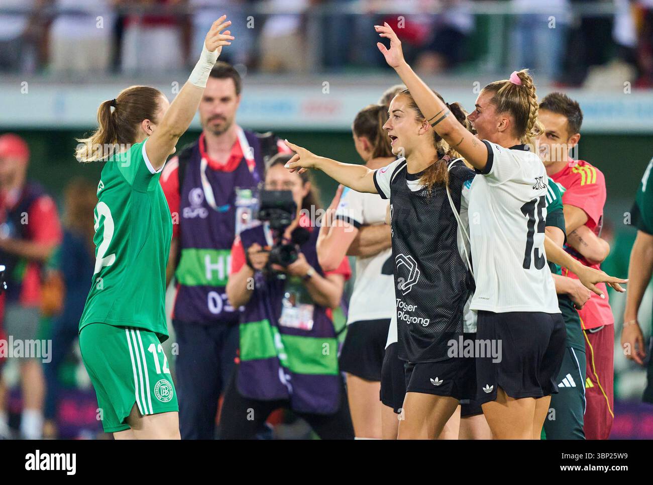 St.Gallen, Svizzera. 4 luglio 2025. St.Gallen, Germania. 4 luglio 2025. Stina Johannes portiere #12 del Team Germany Sara DAEBRITZ #13 del Team Germany Celina Cerci #15 del Team Germany festeggia dopo la partita nella UEFA Women EURO 2025 GERMANIA - POLONIA 2-0 nella stagione 2025/2026 del 4 luglio 2025 a St.Gallen, Svizzera. Fotografo: ddp Images/STAR-Images credito: ddp media GmbH/Alamy Live News Foto Stock