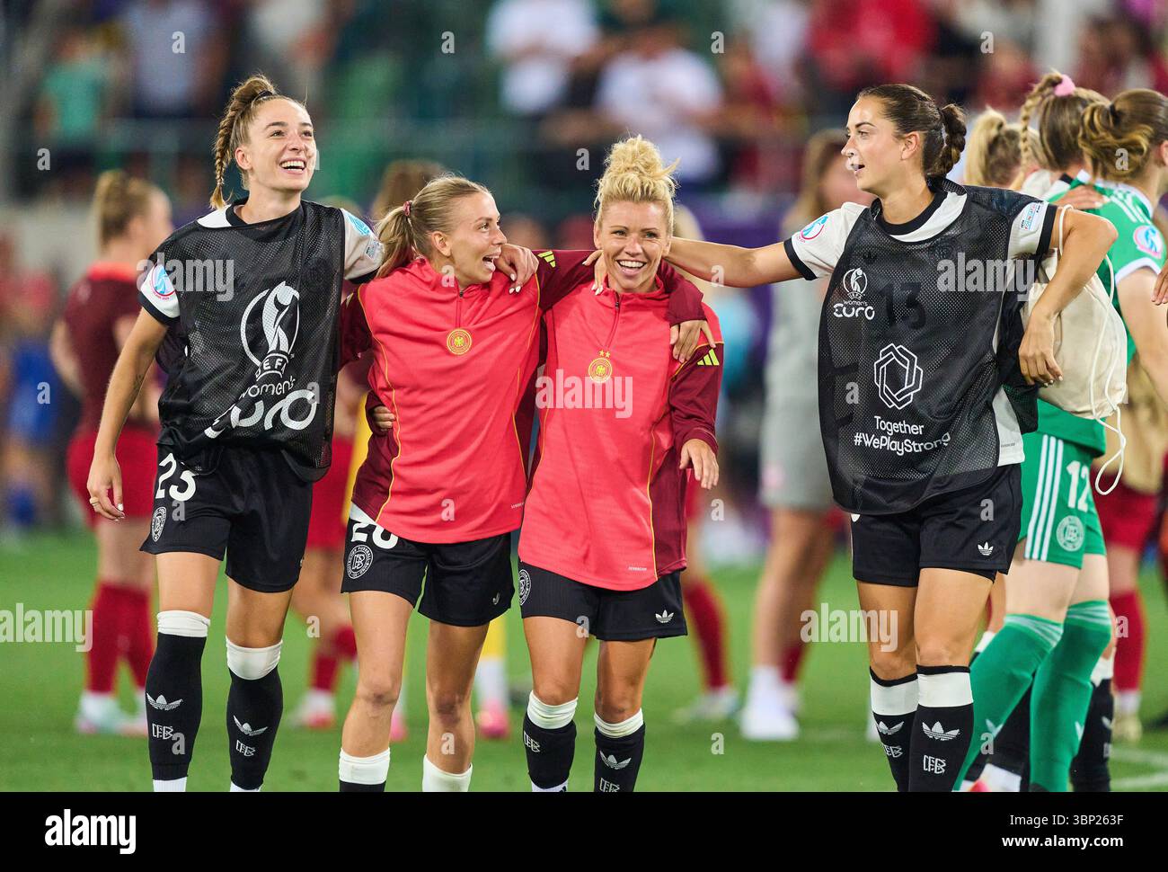 St.Gallen, Svizzera. 4 luglio 2025. St.Gallen, Germania. 4 luglio 2025. Sophia Kleinherne #23 del Team Germany Elisa Senss, Senss #20 del Team Germany Linda Dallmann #16 del Team Germany Sara DAEBRITZ #13 del Team Germany festeggia dopo la partita di calcio UEFA Women EURO 2025 GERMANIA - POLONIA 2-0 nella stagione 2025/2026 del 4 luglio 2025 a St.Gallen, Svizzera. Fotografo: ddp Images/STAR-Images credito: ddp media GmbH/Alamy Live News Foto Stock