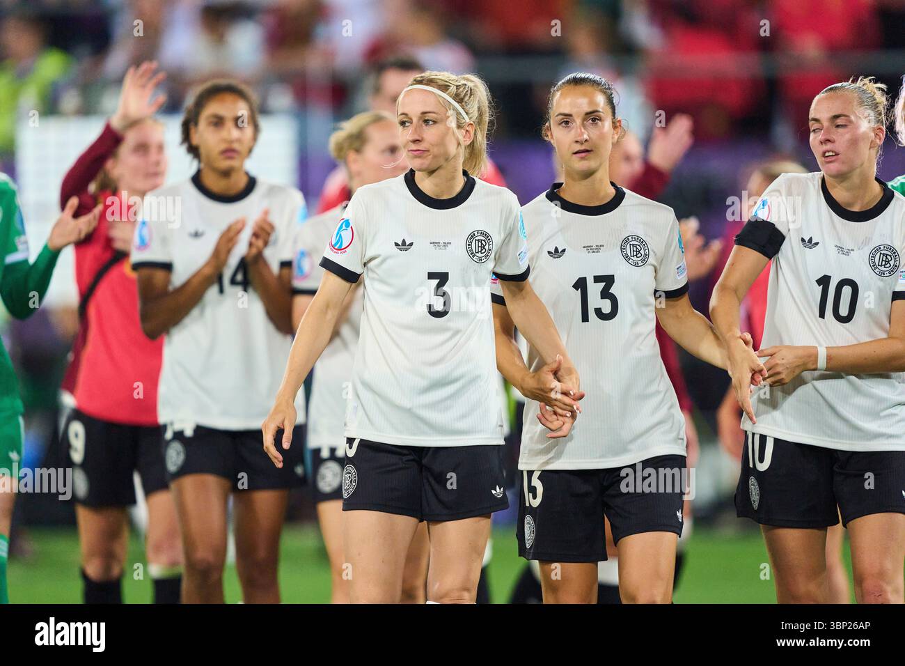 St.Gallen, Svizzera. 4 luglio 2025. St.Gallen, Germania. 4 luglio 2025. Kathrin-Julia Hendrich #3 del Team Germany Sara DAEBRITZ #13 del Team Germany Laura Freigang #10 del Team Germany festeggia dopo la partita di calcio UEFA Women EURO 2025 GERMANIA - POLONIA 2-0 nella stagione 2025/2026 del 4 luglio 2025 a St.Gallen, Svizzera. Fotografo: ddp Images/STAR-Images credito: ddp media GmbH/Alamy Live News Foto Stock