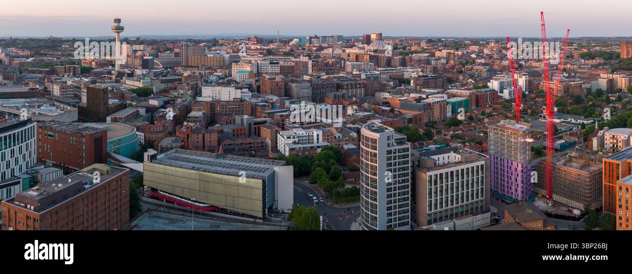 Immagine aerea panoramica dello skyline di Liverpool al tramonto Foto Stock