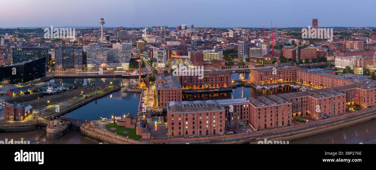 Immagine aerea del paesaggio urbano di Liverpool al crepuscolo Foto Stock