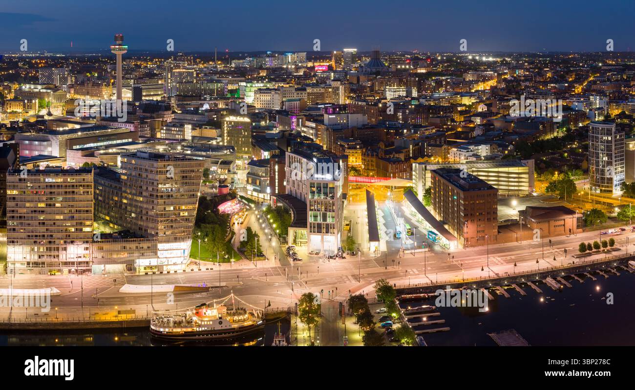 Immagine aerea del paesaggio urbano di Liverpool al crepuscolo Foto Stock