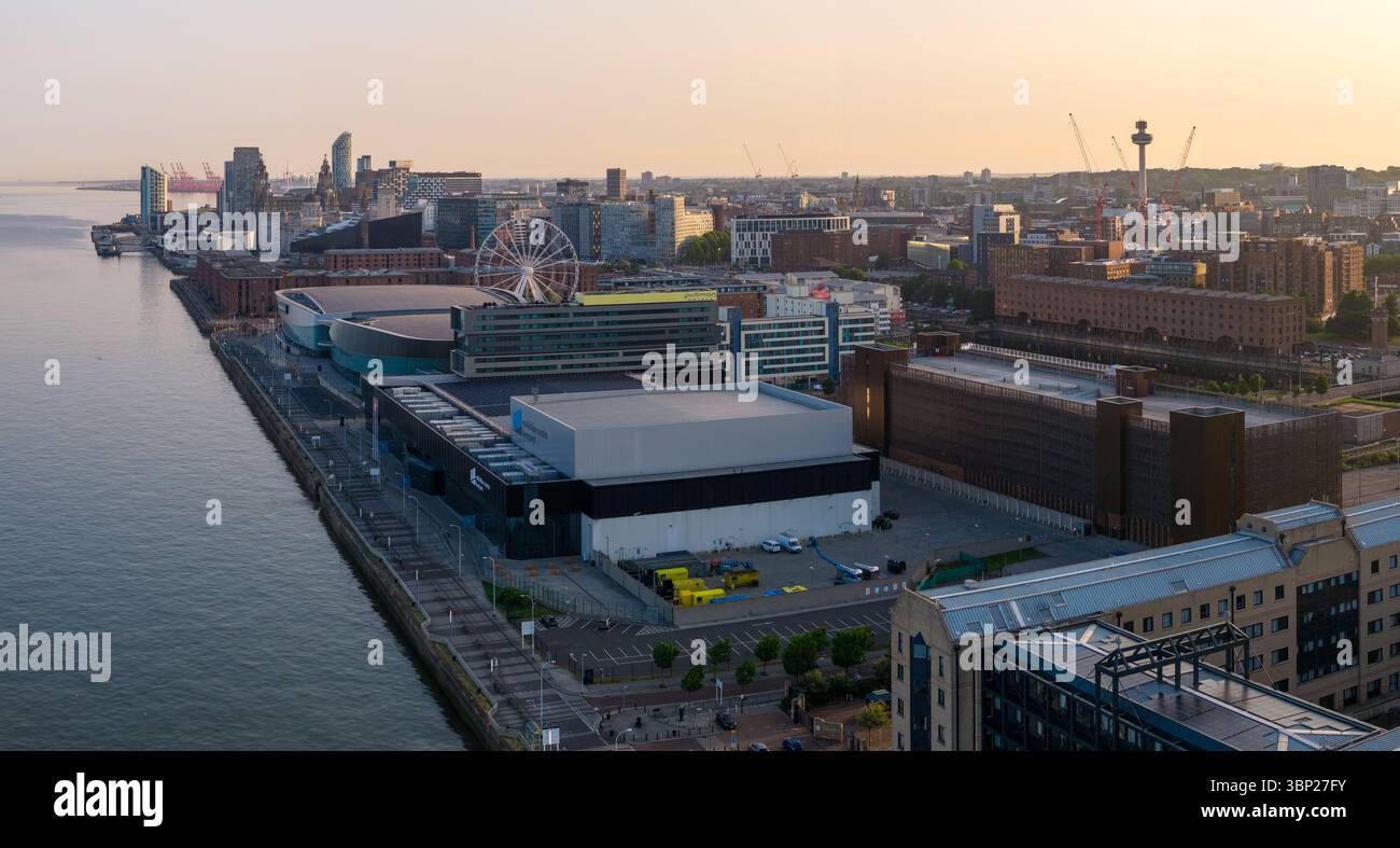 Immagine aerea del paesaggio urbano di Liverpool all'alba Foto Stock