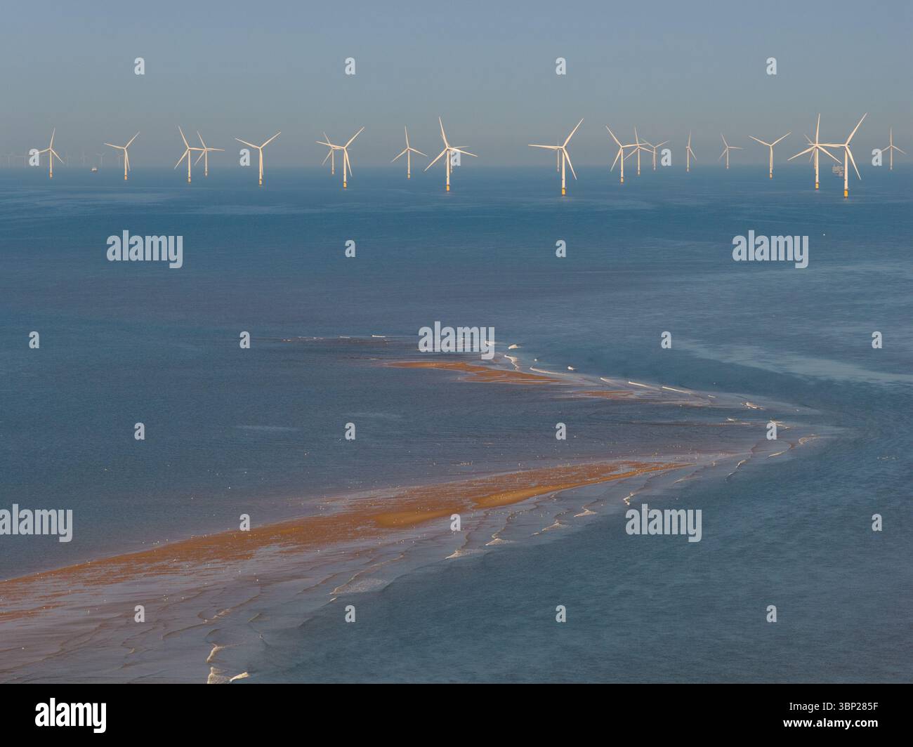 Immagine aerea che mostra il parco eolico offshore di Burbo Bank a Liverpool nel Regno Unito Foto Stock