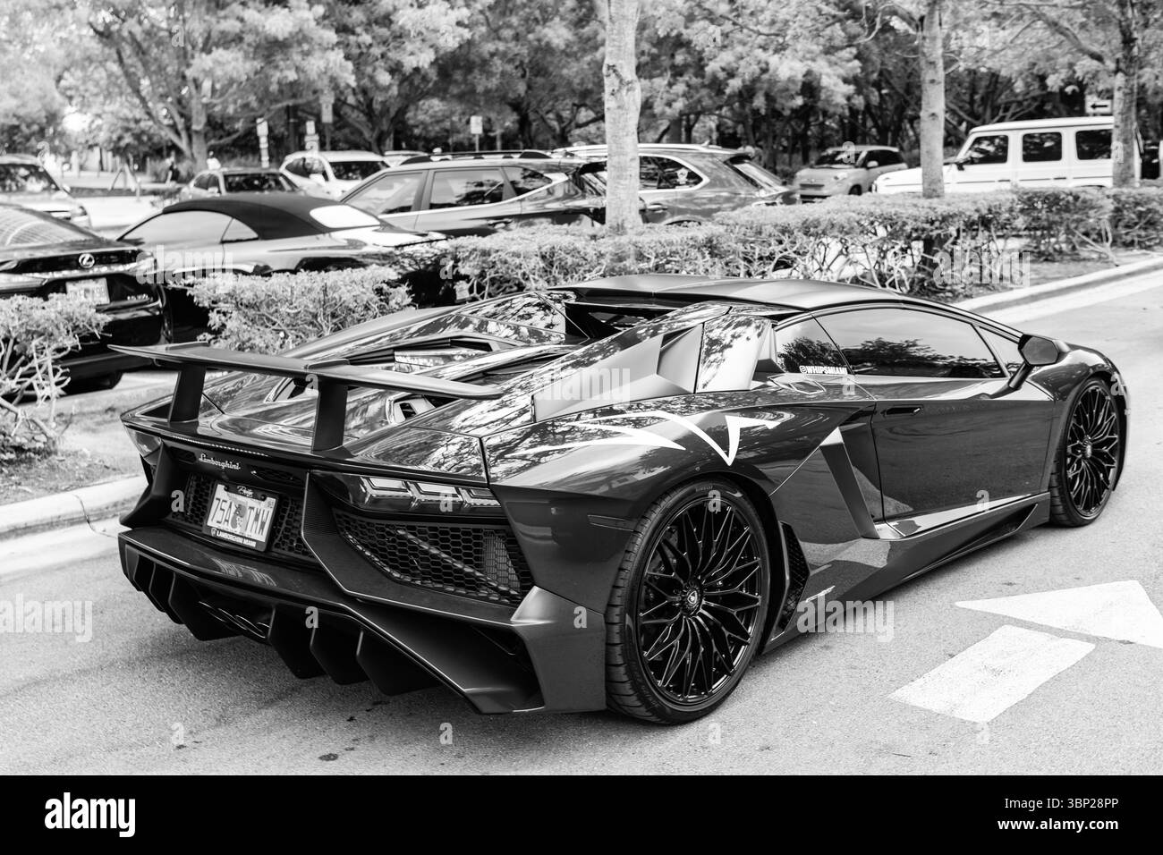 Miami Beach, Florida USA - 8 giugno 2024: 2021 lamborghini Aventador SVJ Roadster a miami Beach. Lamborghini è una casa automobilistica italiana di lusso. Piccoletto Foto Stock