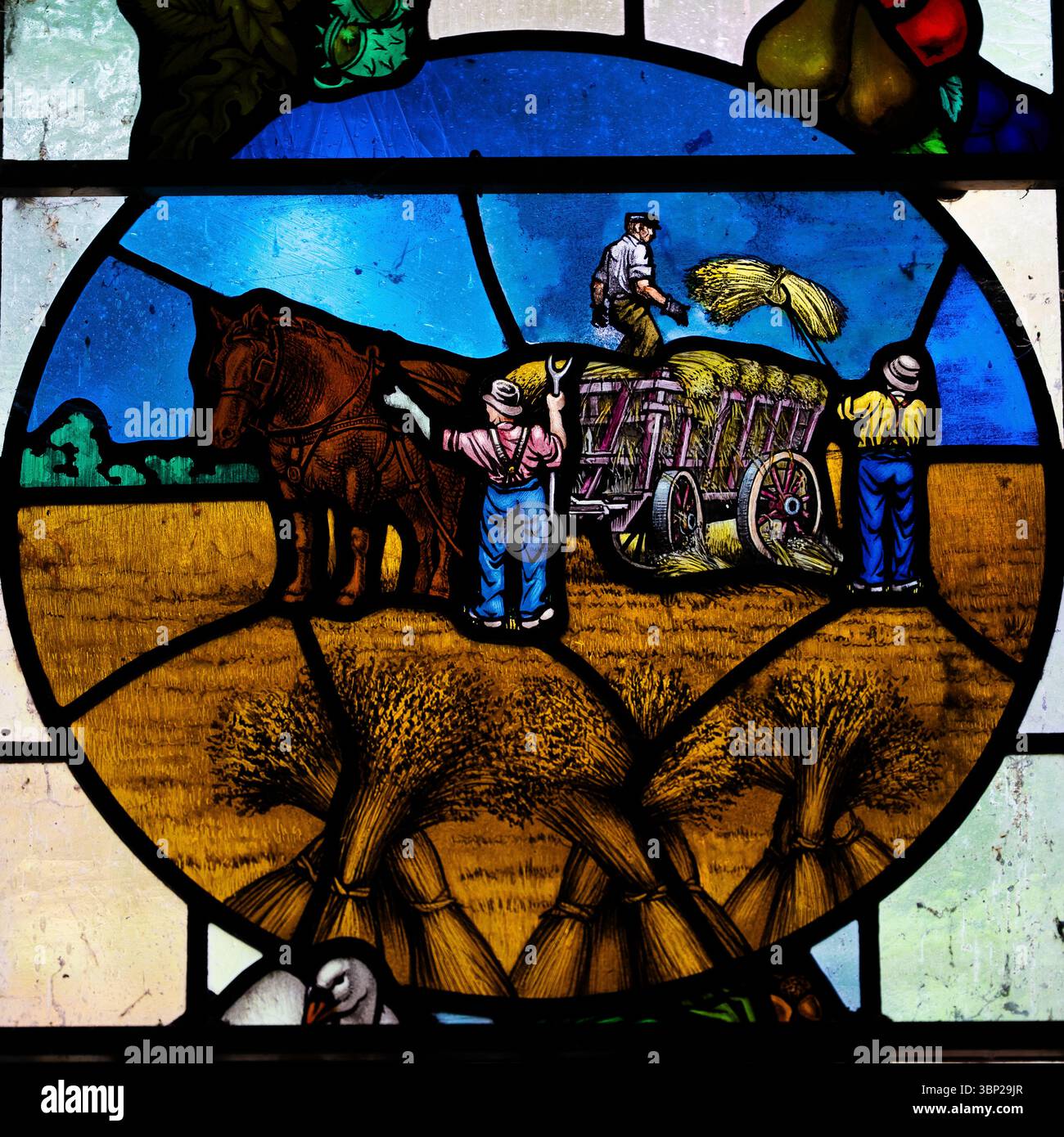 Vetrate colorate della chiesa, la chiesa di San Tommaso Apostolo ad Harty sull'isola di Sheppey Foto Stock