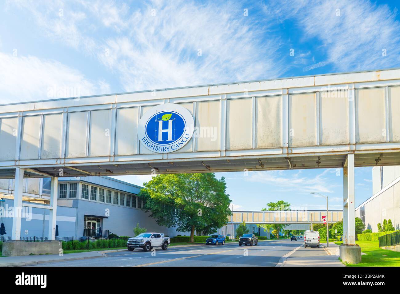 Il cavalcavia collega parti dell'enorme fabbrica di Highbury Canco su entrambi i lati di una strada trafficata a Leamington, Ontario Canada. Foto Stock